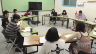 새가 나는 것은 먹이를 바라보는 것과 힘찬 날갯짓이다