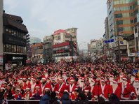 1,100명의 몰래산타, 신촌 연세로를 수놓다.